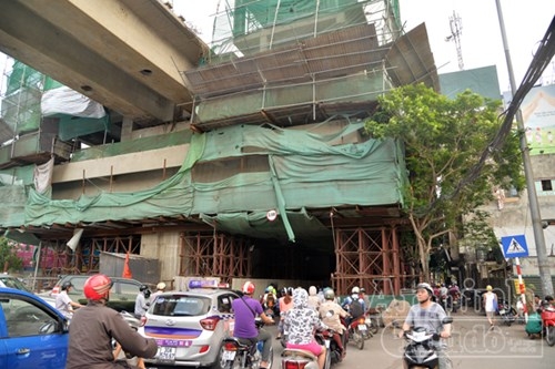 Khu vực c&ocirc;ng tr&igrave;nh rơi thanh sắt v&agrave;o người đi đường thường xuy&ecirc;n c&oacute; rất đ&ocirc;ng người qua lại