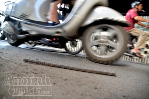 Thanh sắt rơi v&agrave;o người đi đường c&oacute; chiều d&agrave;i khoảng 40 cm.