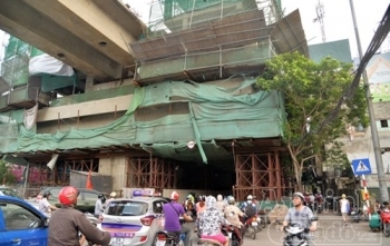 Dự án đường sắt trên cao Cát Linh - Hà Đông: Sắt lại rơi trúng người đi đường