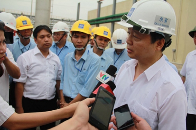 Bộ trưởng Bộ T&agrave;i nguy&ecirc;n v&agrave; M&ocirc;i trường trong chuyến thị s&aacute;t tại Khu kinh tế Vũng &Aacute;ng vừa qua. (Ảnh: Tiến Hiệp).