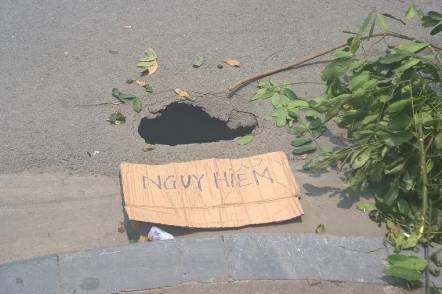 &nbsp;Hố c&oacute; chiều rộng với b&aacute;n k&iacute;nh tầm&nbsp;30cm, chiều s&acirc;u hơn 1 m&eacute;t  (Ảnh: Bảo Linh )&nbsp;