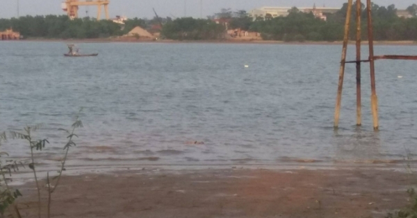 Phát hiện xác người đàn ông không quần trôi dạt trên dòng sông Lam