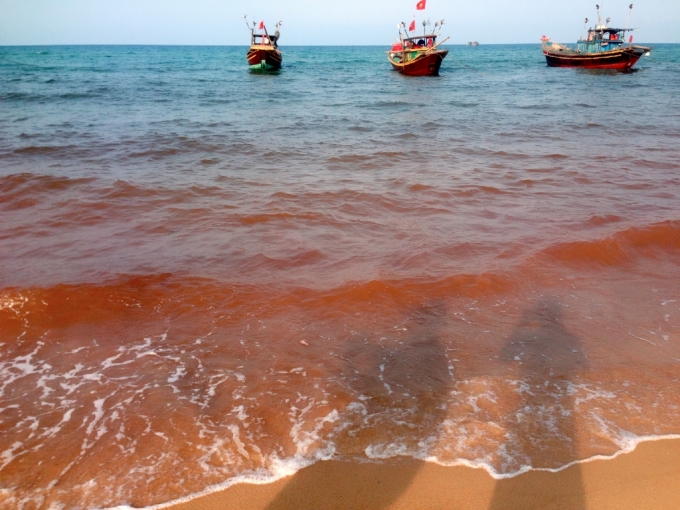 D&ograve;ng nước c&oacute; m&agrave;u đỏ đục rộng hơn 10 m&eacute;t v&agrave; k&eacute;o d&agrave;i gần 1,5km (Ảnh: Văn Ba).