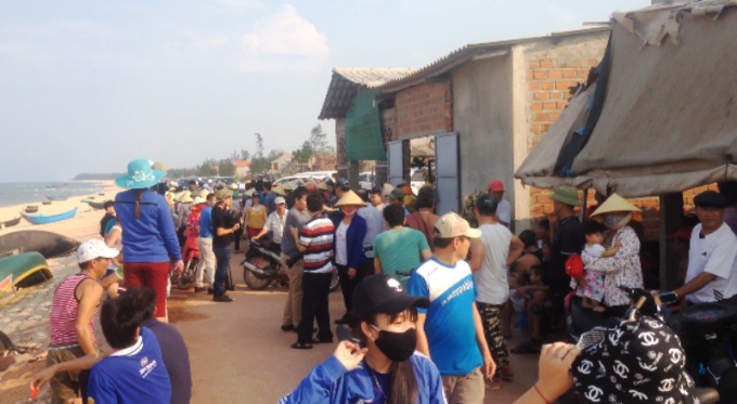 Rất đ&ocirc;ng người d&acirc;n hiếu kỳ đổ ra bờ biển xem hiện tượng lạ (Ảnh: Văn Ba).