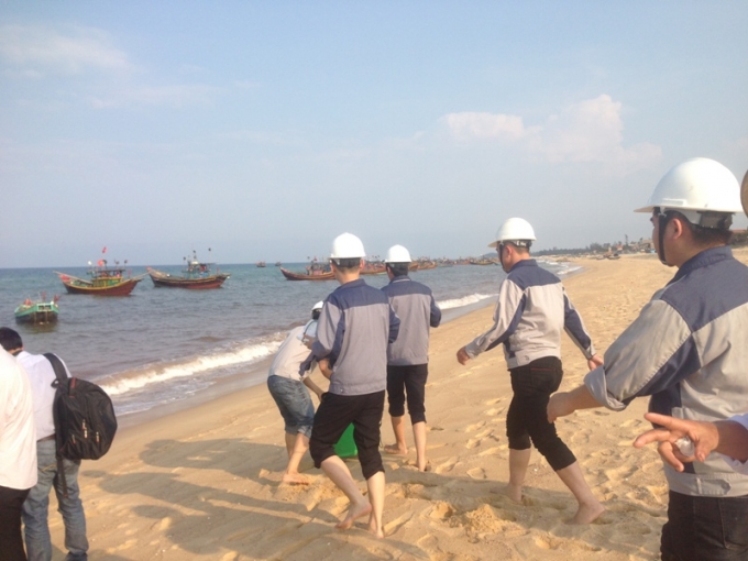 Đo&agrave;n c&ocirc;ng t&aacute;c của Viện C&ocirc;ng nghệ M&ocirc;i trường &ndash; Bộ T&agrave;i nguy&ecirc;n M&ocirc;i Trường đ&atilde; c&oacute; mặt tại hiện trường để lấy c&aacute;c mẩu nước, mẩu tảo, c&aacute;, ốc,&hellip; để x&eacute;t nghiệm (Ảnh: Văn Ba).