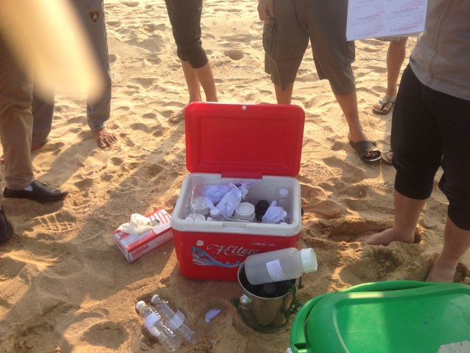 Một số mẩu nước v&agrave; tảo v&agrave; c&aacute; được đo&agrave;n c&ocirc;ng t&aacute;c thu thập để đưa về kiểm nghiệm (Ảnh: Văn Ba).