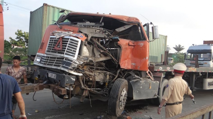 Đầu xe container bị bẹp d&uacute;m sau c&uacute; đ&acirc;m v&agrave;o đu&ocirc;i xe kh&aacute;ch.