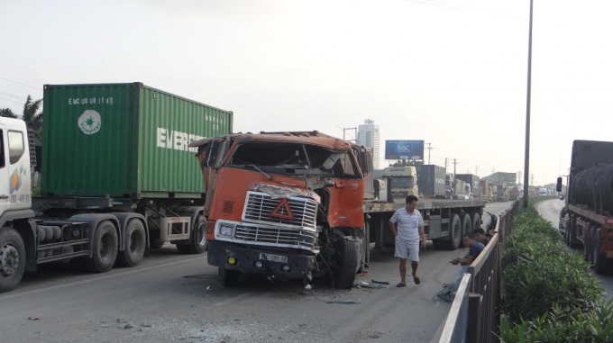 Vụ tai nạn xảy ra khiến giao th&ocirc;ng tắc khu vực n&agrave;y tắc cả tiếng đồng hồ.