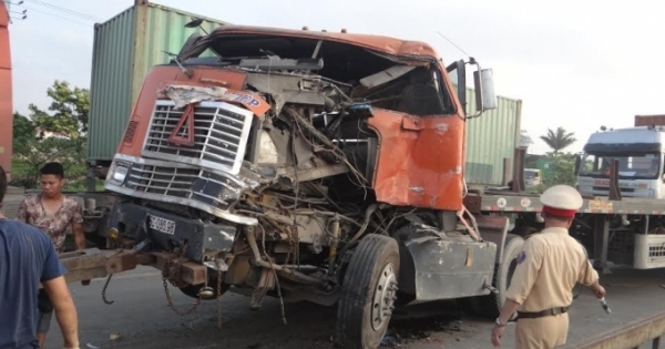 Hải Dương: Container tông đuôi xe khách, tài xế trọng thương kẹt trong cabin