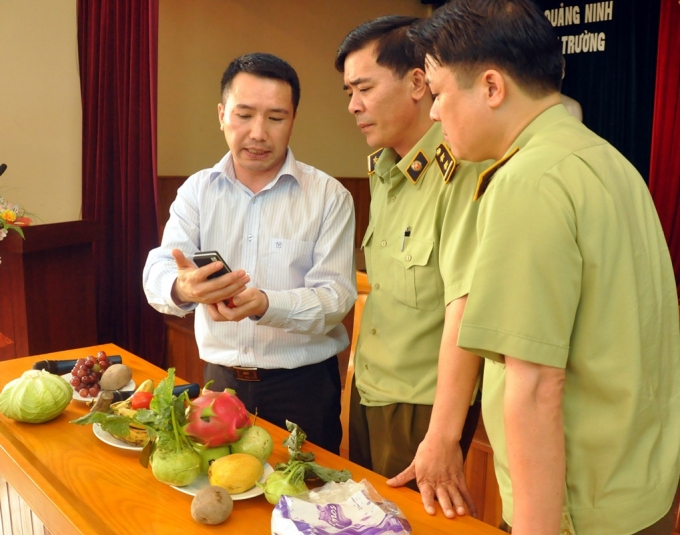 &Ocirc;ng Phạm Ngọc Hiếu - TGĐ C&ocirc;ng ty CP TM - XNK T&acirc;m Đức đang hướng dẫn c&aacute;ch sử dụng m&aacute;y Soeks.