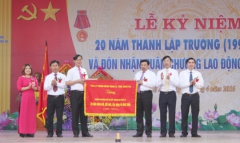 Trường Cao đẳng nghề Du lịch và Thương mại Nghệ An đón nhận Huân chương Lao động hạng Nhất