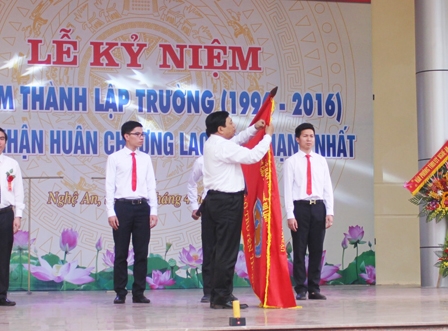 Vinh dự đ&oacute;n nhận Hu&acirc;n chương Lao động hạng Nhất của Nh&agrave; nước trao tặng.              UBND tỉnh tặng bức trướng với d&ograve;ng chữ &ldquo;20 năm đo&agrave;n kết, đổi mới x&acirc;y dựng v&agrave; ph&aacute;t triển&rdquo;.