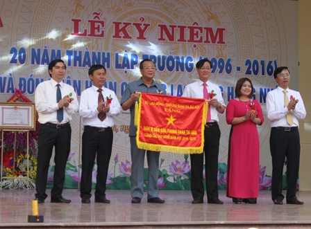 Bộ LĐTB&amp;amp;amp;XH tặng cờ thi đua Đơn vị dẫn đầu phong trao thi đua c&ocirc;ng t&aacute;c dạy nghề năm học 2014-2015.              &nbsp;        To&agrave;n cảnh buổi lễ kỷ niệm 20 năm th&agrave;nh lập trường v&agrave; đ&oacute;n nhận Hu&acirc;n chương Lao động hạng Nhất.&nbsp;&nbsp;