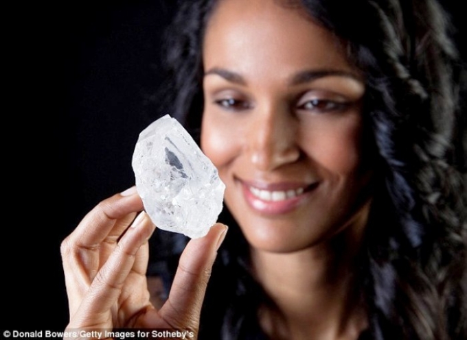 Vi&ecirc;n kim cương&nbsp;Lesedi la Rona sẽ được b&aacute;n đấu gi&aacute; với gi&aacute; được dự đo&aacute;n hơn 70 triệu đ&ocirc; la Mỹ.