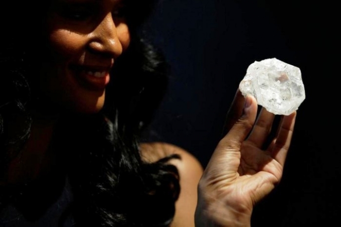 Vi&ecirc;n kim cương&nbsp;Lesedi la Rona sẽ được b&aacute;n đấu gi&aacute; với gi&aacute; được dự đo&aacute;n hơn 70 triệu đ&ocirc; la Mỹ.