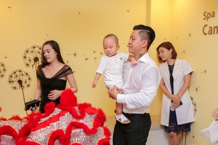 Tuấn Hưng tất bật bồng bế con trong ng&agrave;y khai trương spa của vợ