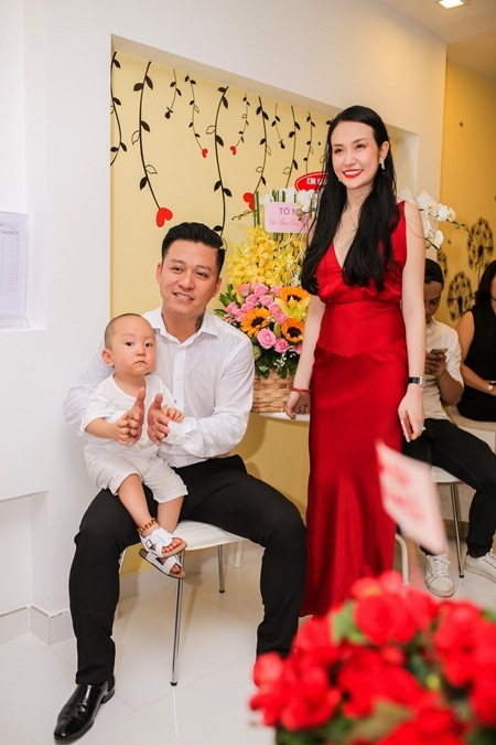 Tuấn Hưng tất bật bồng bế con trong ng&agrave;y khai trương spa của vợ