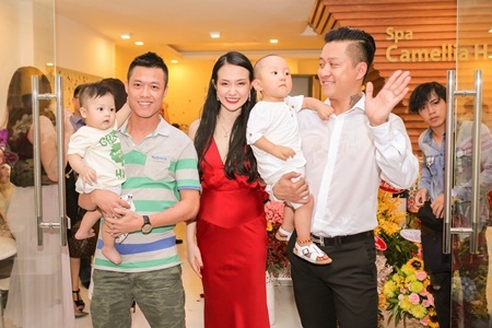 Tuấn Hưng tất bật bồng bế con trong ng&agrave;y khai trương spa của vợ