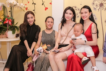 Những người bạn từ H&agrave; Nội v&agrave;o thăm Thu Hương,