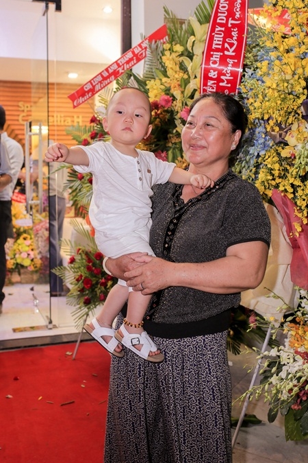 Su H&agrave;o v&agrave; b&agrave; nội.