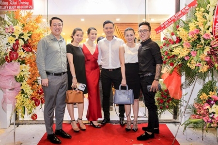 Tuấn Hưng tất bật bồng bế con trong ng&agrave;y khai trương spa của vợ