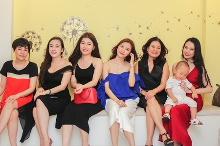 Tuấn Hưng tất bật bồng bế con trong ng&agrave;y khai trương spa của vợ