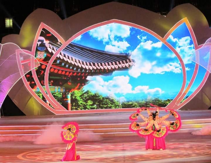 Một bữa tiệc văn h&oacute;a được diễn ra.