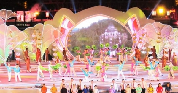 Bế mạc Festival Huế 2016: Bồi hồi lắng đọng từng giây phút