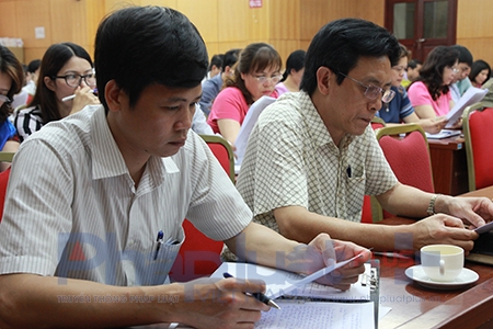 Đại diện c&aacute;c ph&ograve;ng GD tr&ecirc;n địa b&agrave;n TP H&agrave; Nội tham dự buổi hướng dẫn tuyển sinh. Ảnh: Loan Bảo.