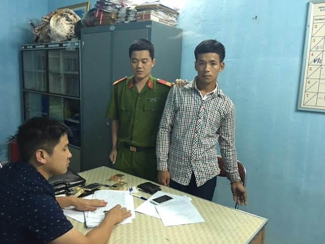 Đối tượng Nguyễn Th&agrave;nh Long tại trụ sở c&ocirc;ng an phường S&ocirc;ng Tr&iacute;.