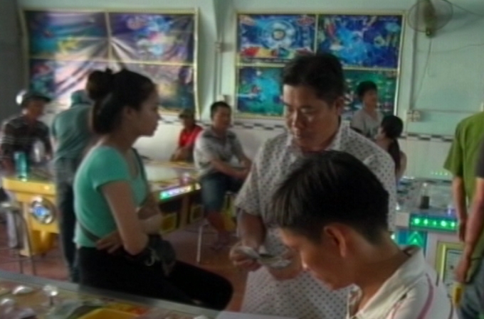 Lực lượng c&ocirc;ng an lập bi&ecirc;n bản xử l&yacute; c&aacute;c đối tượng