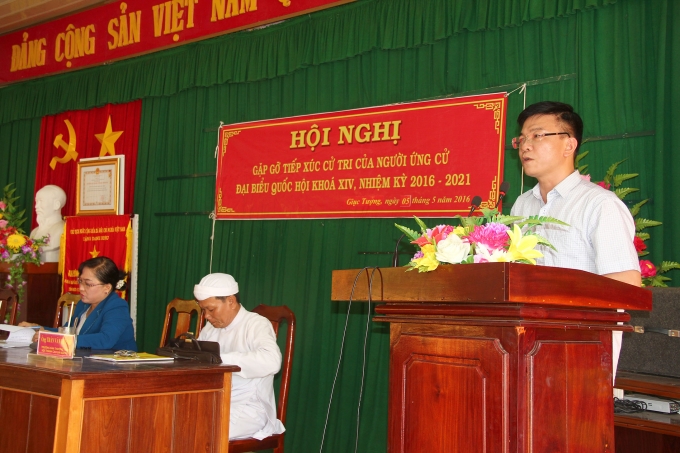 Bộ trưởng L&ecirc; Th&agrave;nh Long tiếp x&uacute;c cử tri tại Ki&ecirc;n Giang.