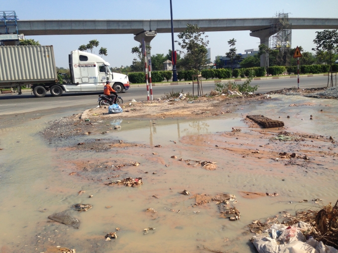 Nước thải tr&agrave;n ra đường bốc m&ugrave;i h&ocirc;i thối.