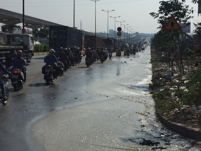 Người d&acirc;n qua lại rất kh&oacute; khăn v&igrave; nước thải.