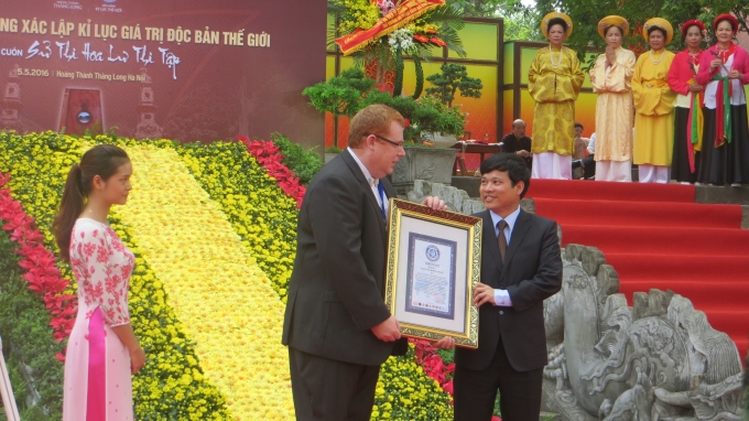 Đồng ch&iacute; Ng&ocirc; Văn Qu&yacute; &ndash; Ph&oacute; chủ tịch Ủy ban Nh&acirc;n d&acirc;n Th&agrave;nh phố H&agrave; Nội, đại diện cho TP H&agrave; Nội l&ecirc;n bục danh dự nhận bằng kỷ lục Thế giới cho cuốn s&aacute;ch độc bản &nbsp;&ldquo;Sử thi Hoa Lư Thi tập&rdquo; do Đại diện Hội đồng Li&ecirc;n minh kỷ lục Thế giới trao tặng.&nbsp;