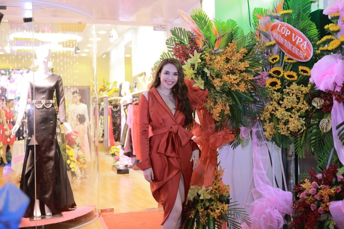 Với niềm đam m&ecirc; thời trang v&agrave; kinh doanh, sau gần 4 th&aacute;ng chuẩn bị, Hoa hậu Diệu H&acirc;n đ&atilde; ch&iacute;nh thức giới thiệu đến bạn b&egrave; thương hiệu thời trang m&agrave; m&igrave;nh d&agrave;nh nhiều t&acirc;m huyết.&nbsp;