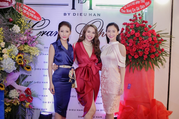 Hoa kh&ocirc;i Bảo Như c&ugrave;ng &Aacute; hậu H&agrave; Thu trong trang phục của D.H by Dieu Han.