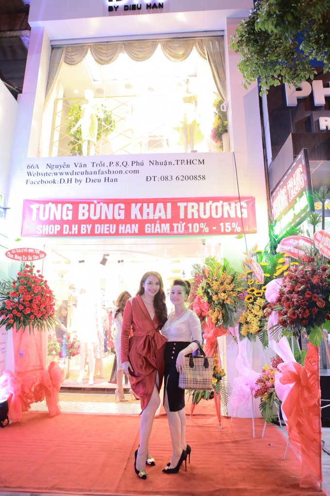 Kh&aacute; đ&ocirc;ng bạn b&egrave; đến ch&uacute;c mừng sự kiện Hoa hậu Đ&ocirc;ng Nam &Aacute; Diệu H&acirc;n ra mắt thương hiệu thời trang mới.