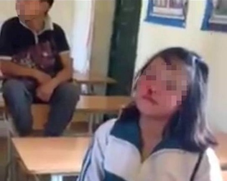 &nbsp;Điều đ&aacute;ng n&oacute;i, sự việc xảy ra, đ&atilde; kh&ocirc;ng c&oacute; một học sinh n&agrave;o ngăn cản, d&ugrave; người chứng kiến c&oacute; cả nam sinh. Ảnh cắt từ clip.