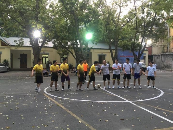 Đội B&aacute;o Ph&aacute;p luật Việt Nam(trắng) đ&atilde; kh&ocirc;ng vượt qua được Đội Văn ph&ograve;ng Bộ, Viện KHPL(v&agrave;ng)