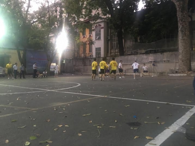 Trận đấu lu&ocirc;n căng thẳng khi c&aacute;c cầu thủ &aacute;o v&agrave;ng lu&ocirc;n chủ động tr&ecirc;n s&acirc;n của đội &aacute;o trắng