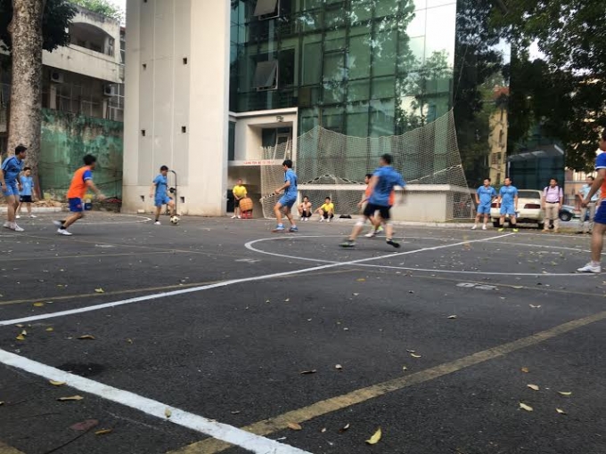 &Aacute; qu&acirc;n Li&ecirc;n đơn vị HTQT- PLQT- CN(xanh) vươn l&ecirc;n tạm đứng thứ nh&igrave; bảng B