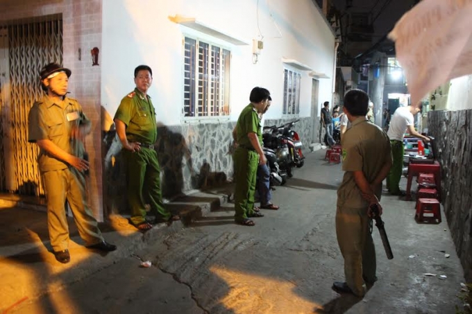 Lực lượng chức năng kh&aacute;m nghiệm hiện trường.