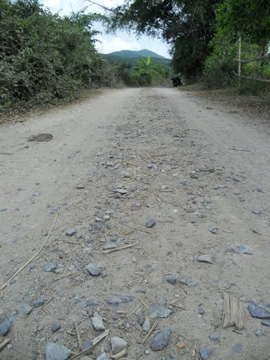 Tiếng l&agrave; đường b&ecirc; t&ocirc;ng xi măng, nhưng đường từ th&ocirc;n Trung B&igrave;nh v&agrave;o hồ Ch&ograve;i Hiền chỉ to&agrave;n đ&aacute; dăm lởm chởm, nhiều đoạn chẳng hơn g&igrave; đường đất.