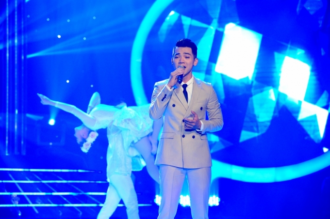 Ph&ugrave; thủy giọng h&aacute;t Mai Quốc Việt xuất hiện tr&ecirc;n s&acirc;n khấu Gương mặt th&acirc;n quen