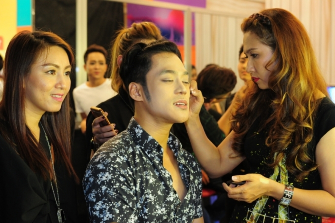 Ph&ugrave; thủy giọng h&aacute;t Mai Quốc Việt xuất hiện tr&ecirc;n s&acirc;n khấu Gương mặt th&acirc;n quen