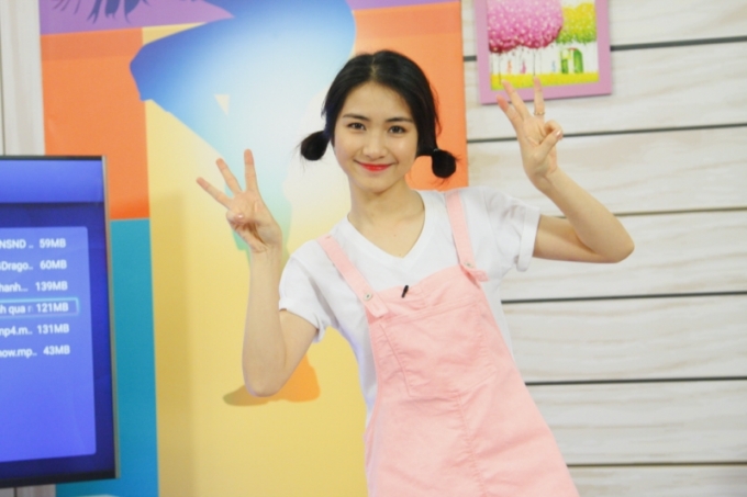 Ph&ugrave; thủy giọng h&aacute;t Mai Quốc Việt xuất hiện tr&ecirc;n s&acirc;n khấu Gương mặt th&acirc;n quen