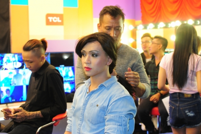 Ph&ugrave; thủy giọng h&aacute;t Mai Quốc Việt xuất hiện tr&ecirc;n s&acirc;n khấu Gương mặt th&acirc;n quen