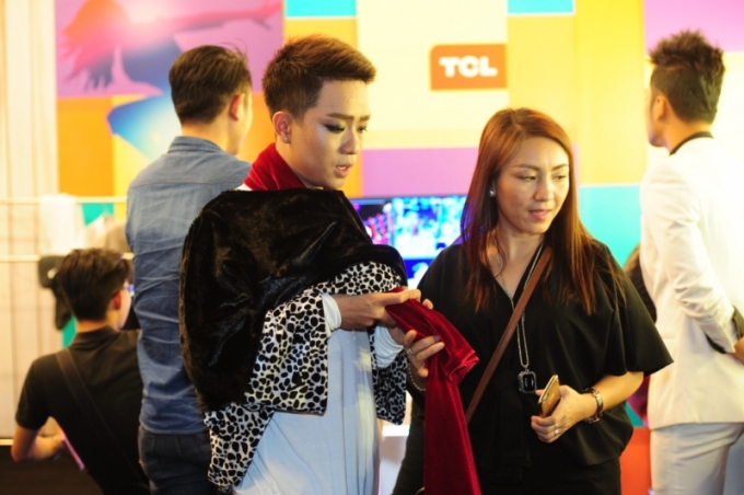 Ph&ugrave; thủy giọng h&aacute;t Mai Quốc Việt xuất hiện tr&ecirc;n s&acirc;n khấu Gương mặt th&acirc;n quen