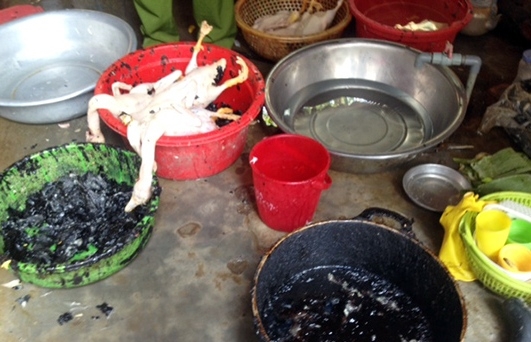 Loại h&oacute;a chất lạ m&agrave;u đen được chủ cơ sở sử dụng gần 1 năm nay để l&agrave;m sạch l&ocirc;ng vịt trong hoạt động giết m&ocirc;t gia cầm.